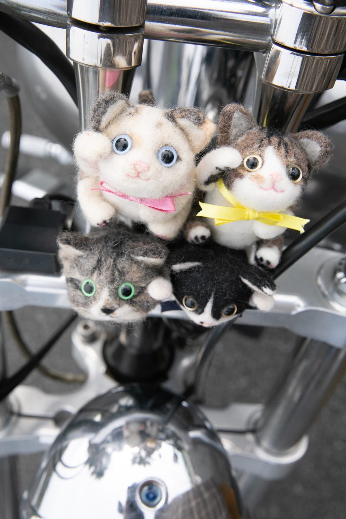 バイクのハンドルに座らせた猫のぬいぐるみ