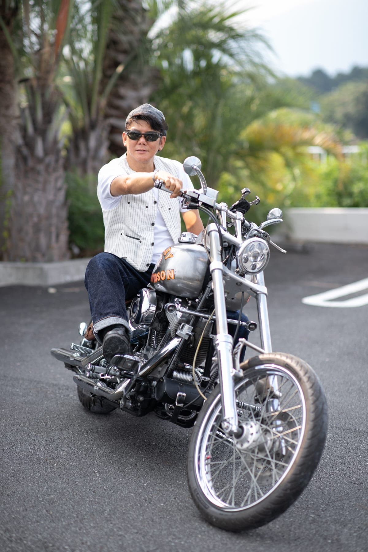 駐車場でバイクにまたがる男性