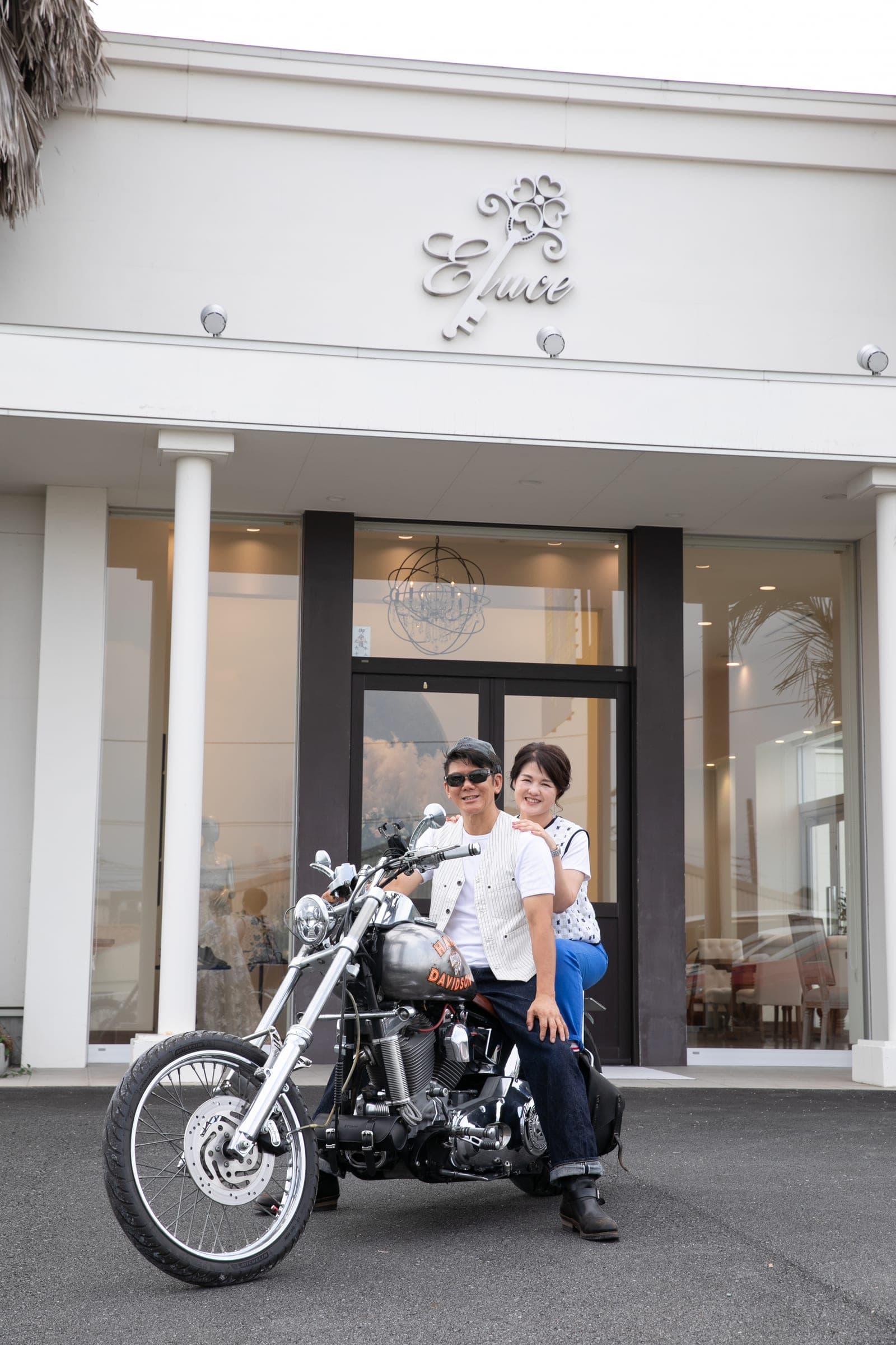 本店のエントランス前でバイクと並ぶふたり